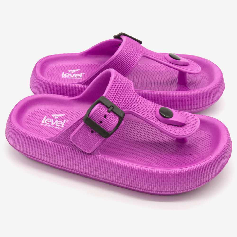 Ζεύγος γυναικείων ανατομικών παντοφλών Level Anatomic 171 σε μωβ απόχρωση με εστίαση στον ανατομικό πάτο.
