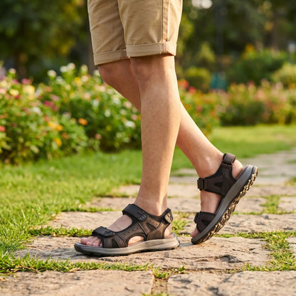Ανδρικό ανατομικό σανδάλι outdoor Paredes Adelán μαύρο - lifestyle εικόνα βάδισης σε μονοπάτι