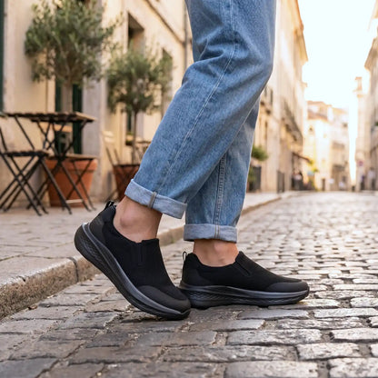 Ανδρικά ανατομικά sneakers Paredes Alerre μαύρα slip-on - φορεμένα σε καθημερινό περίπατο σε λιθόστρωτο