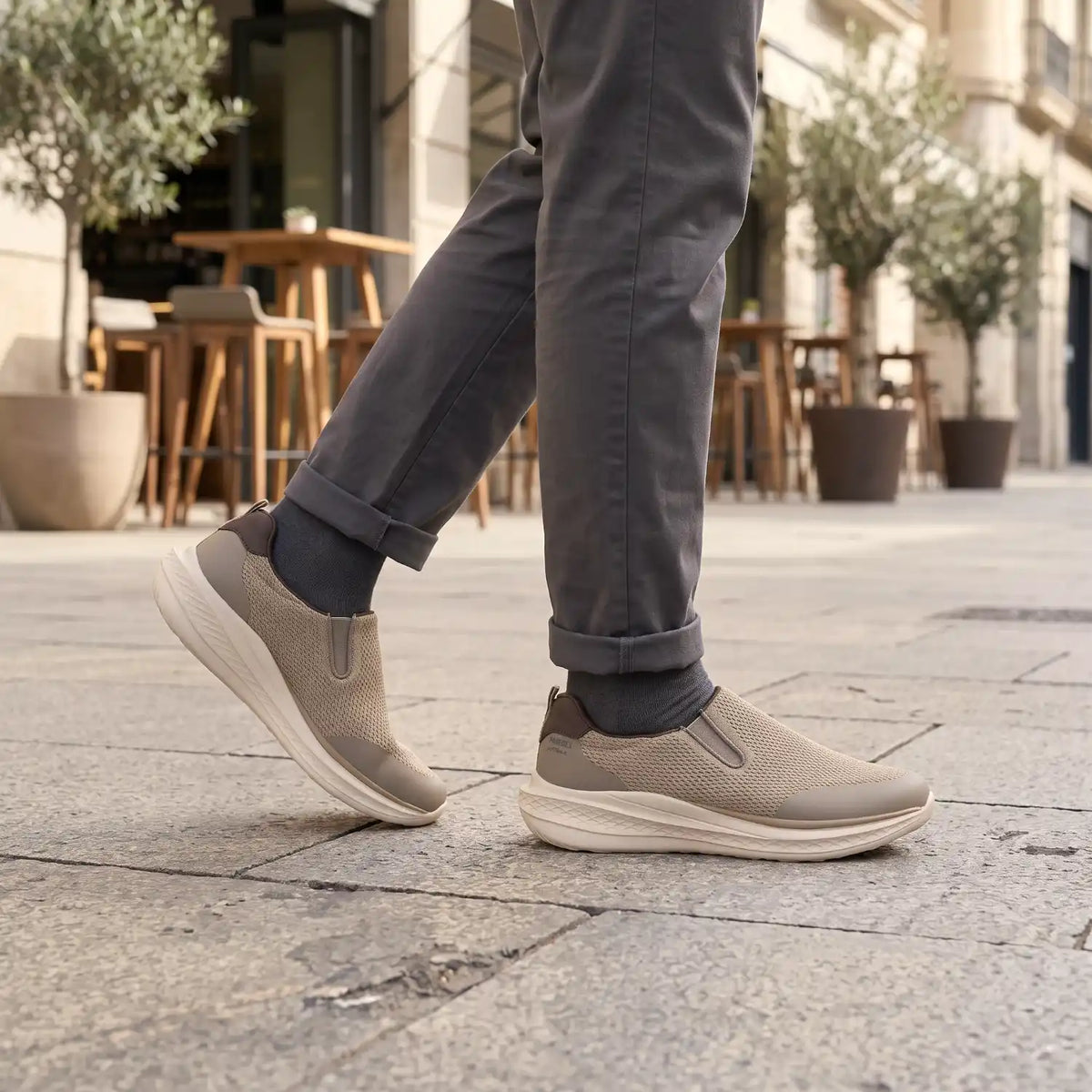 Ανδρικά ανατομικά sneakers Paredes Alerre μπεζ slip-on - φορεμένα σε καθημερινή βόλτα στην πόλη