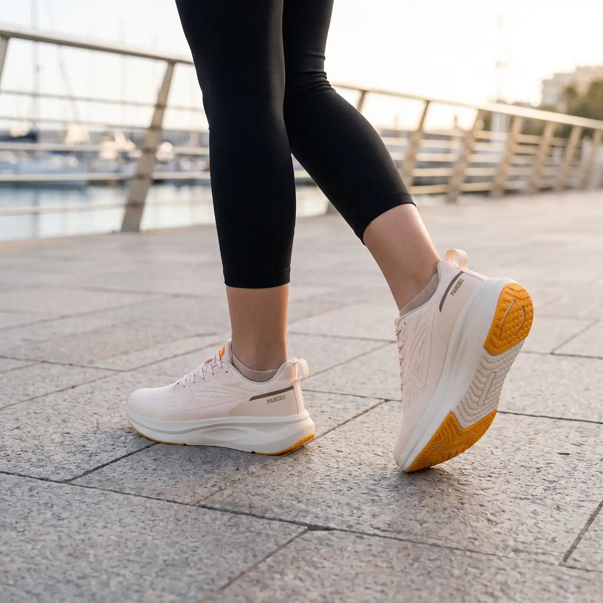 Εφαρμογή γυναικείου ανατομικού sneaker Paredes Catarroja nude μπεζ σε βάδιση - σόλα phylon και αντικραδασμική στήριξη φτέρνας