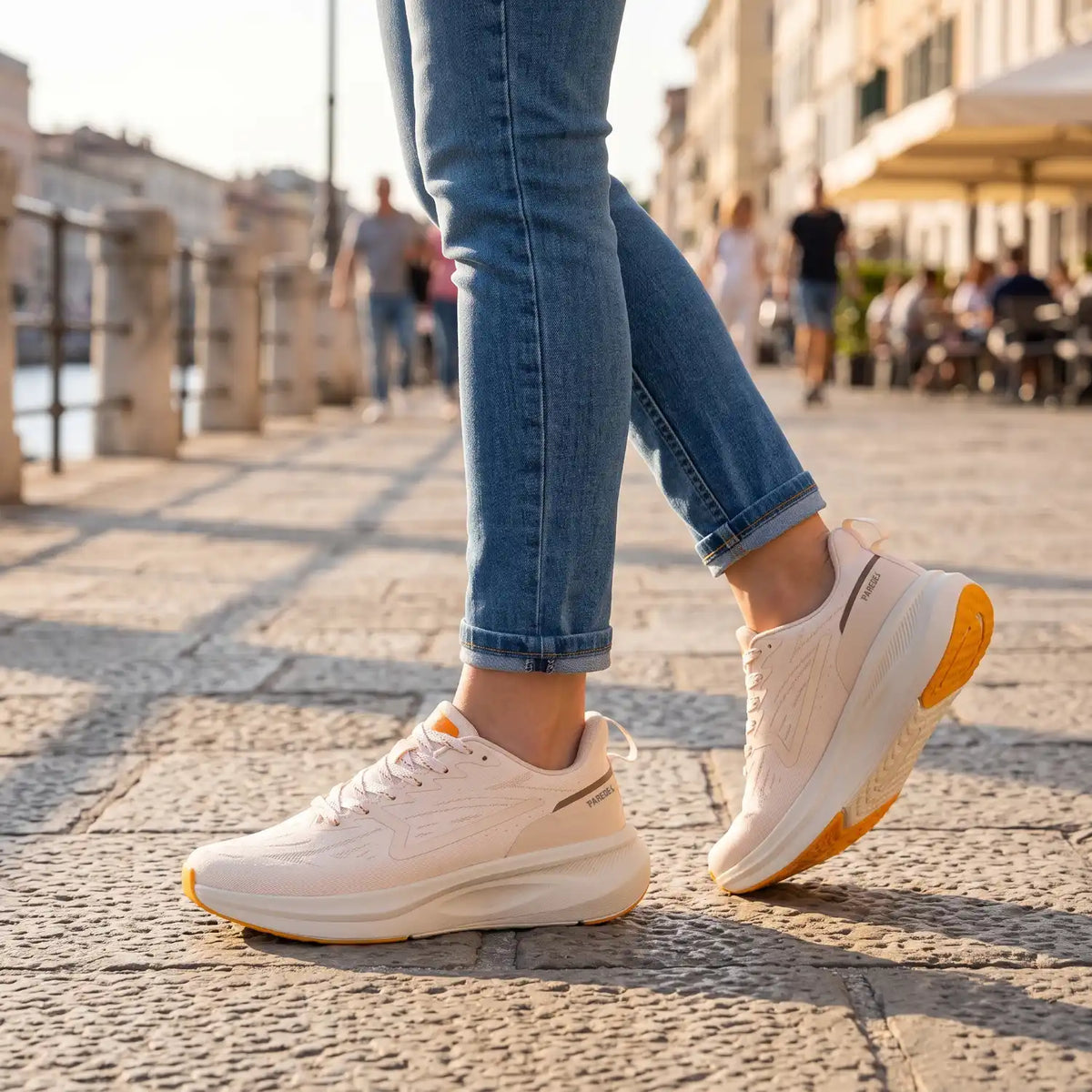 Γυναικεία ανατομικά sneakers Paredes Catarroja σομόν μπεζ φορεμένα σε πλακόστρωτο για άνετο καθημερινό περπάτημα και ορθοστασία