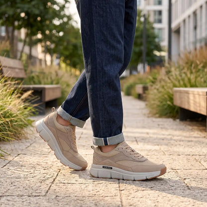 Ανδρικά ανατομικά sneakers Paredes Rubielos μπεζ φορεμένα με τζιν - σε εξωτερικό χώρο
