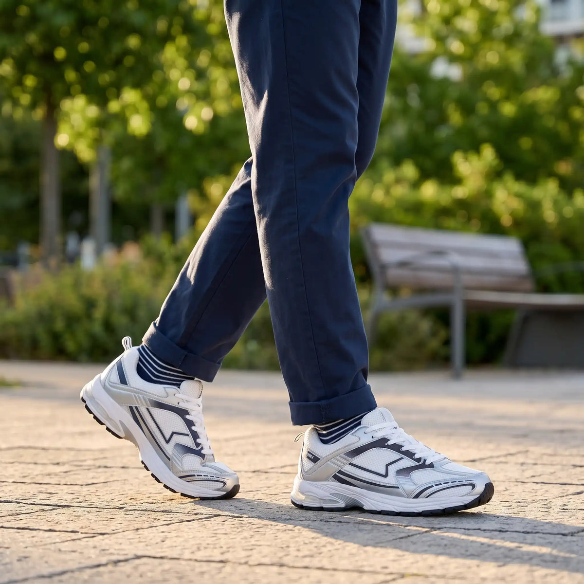Ανδρικό ανατομικό sneaker Paredes λευκό-ασημί - φορεμένο στο πόδι, πλάγια μπροστινή όψη.